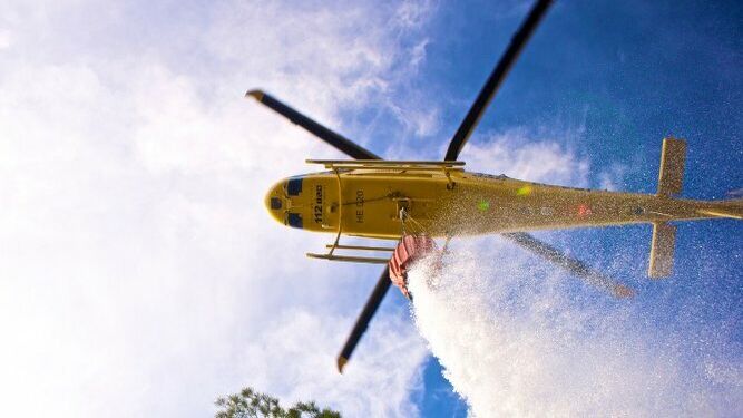 Un helicóptero de extinción de incendios, durante un servicio.