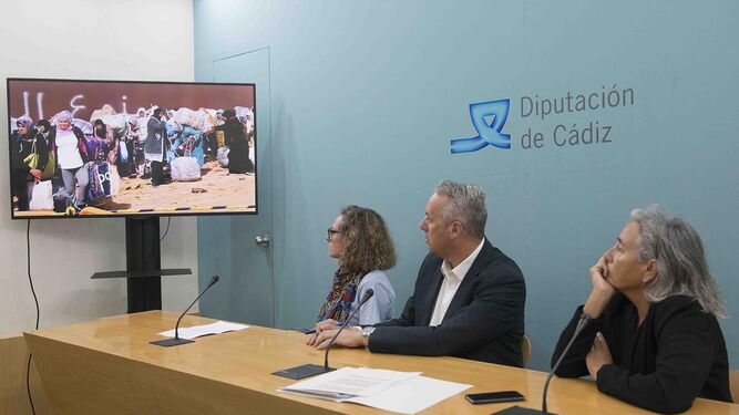 Ana Rosado, de la APDHA, Juan Carlos Ruiz Boix, vicepresidente de Diputación y la periodista Carmen Morillo, en la presentación de 'Con el mundo a cuestas'.