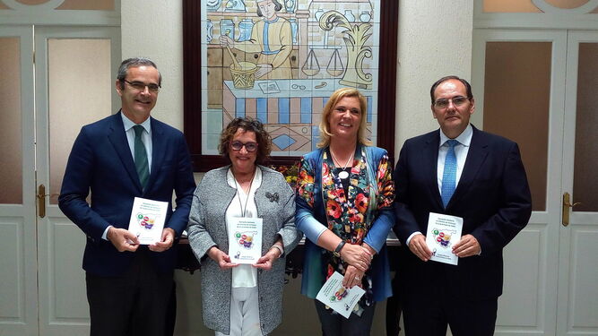 De izquierda a derecha, Ernesto Cervilla, Pilar Álvarez, Lola Palomino y José Antonio Mas con el folleto que entregarán a los pacientes en las farmacias.