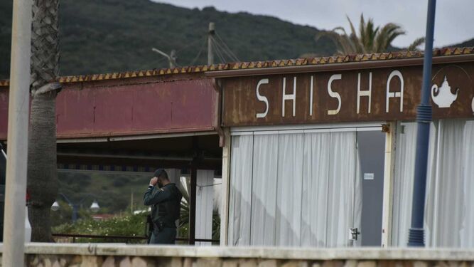 Un agente de la Guardia Civil durante el registro en el Shisha Bar