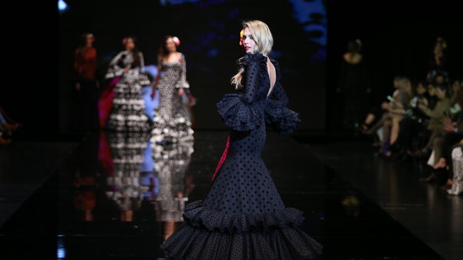 Traje de flamenca negro dise&ntilde;o de Pilar Vera en SIMOF 2019. Fotograf&iacute;a de Bel&eacute;n Vargas