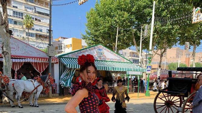 La empresaria Raquel Revuelta es una de las fieles de Pilar Verano, y luc&iacute;a as&iacute; de bien uno de los trajes de flamenca de su &uacute;ltima colecci&oacute;n. Fotograf&iacute;a: Instagram @raquelrevuetlaoficial