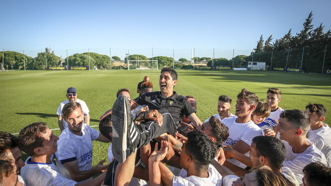 Pavón, manteado por los jugadores del Cádiz B para celebrar el título de campeón.