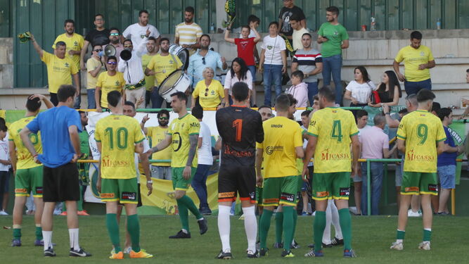 Jugadores de la Unión intercambian aplausos con sus aficionados tras la victoria sobre el Guadalcacín