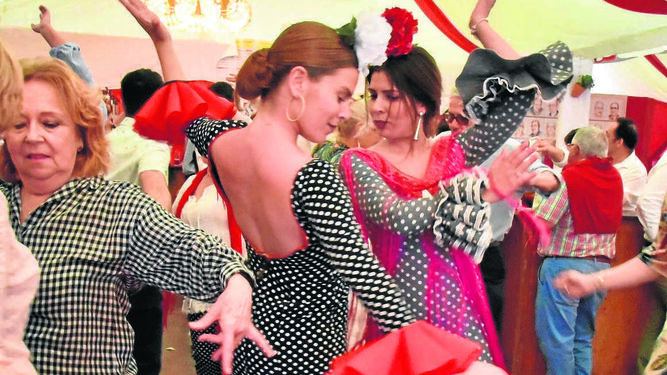 Jóvenes flamencas bailando sevillanas en la Feria de Los Barrios.
