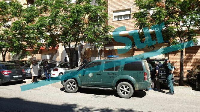 Un vehículo de la Guardia Civil en la calle Huerta Nueva, de Estepona.