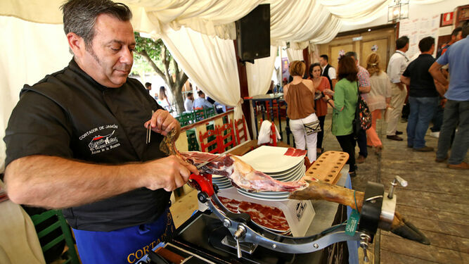 Un cortador de jamón, trabajando en una caseta de la Feria de Jerez