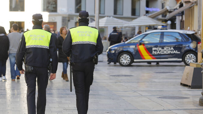 Dos policías locales, en el centro de la ciudad