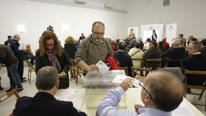 Ciudadanos votando en la campaña de los presupuestos participativos de 2016.