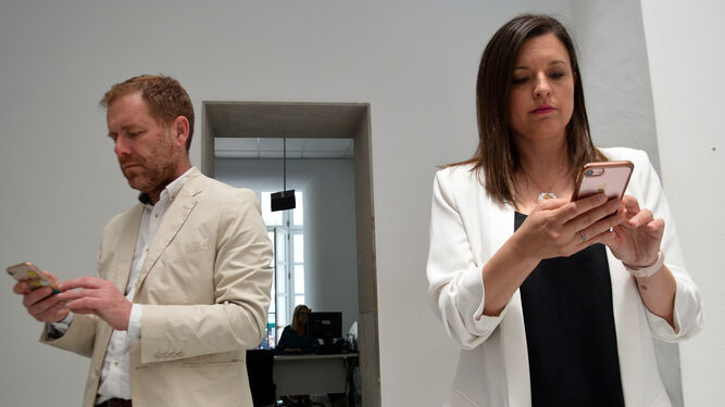 Conrado Rodríguez y Patricia Cavada, en las oficinas de Alcaldía, móviles en mano.
