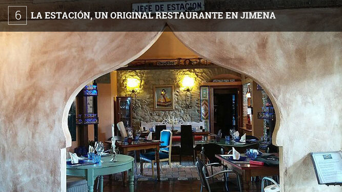 "Pr&oacute;xima parada: San Pablo de Buceite. Alcachofas confitadas con jam&oacute;n y perejil". Esto es lo que deber&iacute;a sonar en la megafon&iacute;a de los trenes de Renfe que cubren la l&iacute;nea Algeciras-Bobadilla. Y es que la estaci&oacute;n, antiguamente abandonada, es un restaurante que incluso ha llamado la atenci&oacute;n del peri&oacute;dico The Guardian. Nieves Dom&iacute;nguez es la 'jefa de estaci&oacute;n' del que seguramente es el edificio m&aacute;s antiguo de esta Entidad Local Aut&oacute;noma de Jimena de la Frontera. Situado a unos ocho o diez minutos andando desde el n&uacute;cleo urbano, el inmueble es de 1892, de cuando los ingleses decidieron pagar infraestructuras ferroviarias espa&ntilde;olas con la esperanza de que llegaran a su colonia, a Gibraltar. Acab&oacute; haci&eacute;ndola, concretamente, The Algeciras Railway Company de Alexander Henderson. La terraza est&aacute; en el antiguo anden y el tren pasa por delante de ella ya que la l&iacute;nea a&uacute;n est&aacute; en uso.  En lo gastron&oacute;mico, se proponen ofrecer producto de kil&oacute;metro cero: frutas y verduras de la zona, carne de caza en temporada&hellip; As&iacute;, en su  &eacute;poca tienen, por ejemplo, lomo de ciervo con frutos rojos. Tambi&eacute;n cocinan pescados de la Bah&iacute;a de Algeciras, y entre sus especialidades est&aacute;n unas alcachofas confitadas hechas por ellos mismos con jam&oacute;n y perejil, con una versi&oacute;n vegetariana. A lo largo del men&uacute; tienen opciones para veganos y tambi&eacute;n para cel&iacute;acos. En postres han introducido la tradici&oacute;n &aacute;rabe con un crujiente de leche con helado de vainilla.