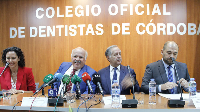Aguirre en su visita al Colegio de Dentistas de Córdoba