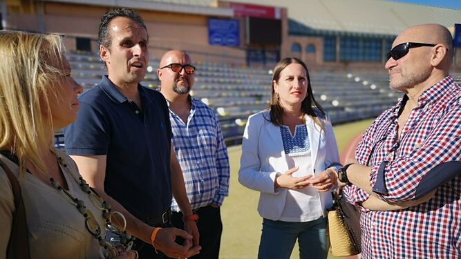 Regla Moreno y Francis Posada, junto a otros miembros de la candidatura, en la visita a las instalaciones del estadio.