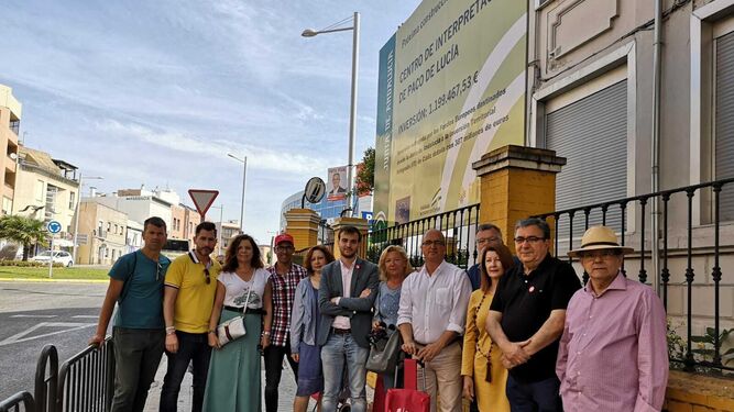 Miembros del PSOE, junto al edificio que albergará el museo de Paco de Lucía