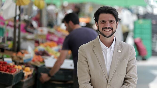 Sergio Pelayo, candidato de Ciudadanos a la Alcaldia de Algeciras, en el mercado Ingeniero Torroja