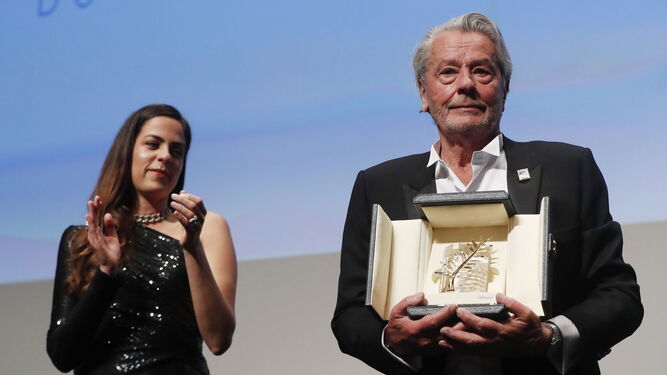 Alain Delon tras recibir de manos de su hija la distinción del Festival de Cannes.