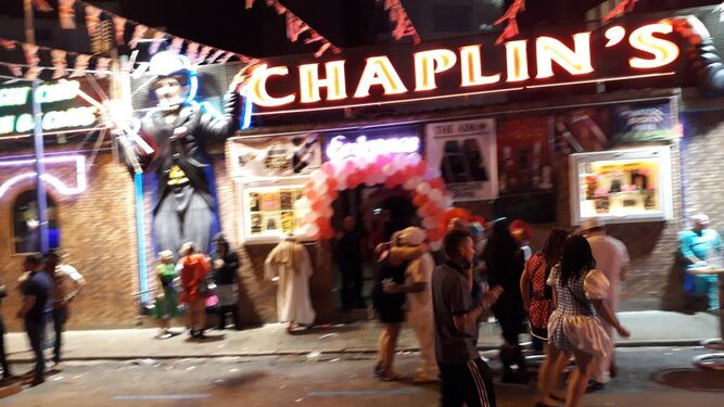 Fachada del pub Chaplin, en Benidorm, que ha sido denunciado por alquilar enanos.