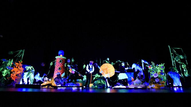 APADIS en el teatro Florida representa la obra "El Faro de Punta Carnero"