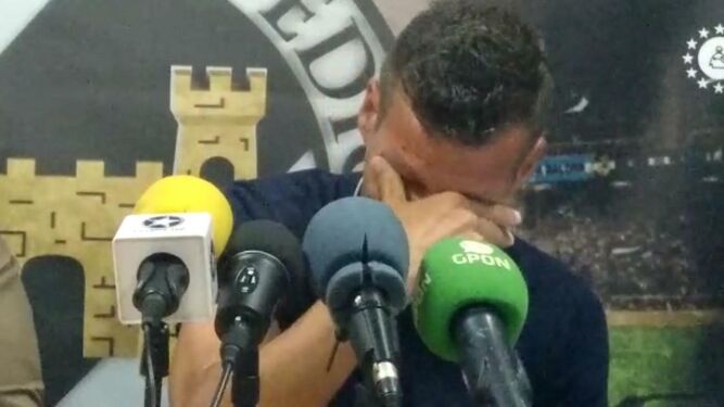 Ismael Chico trata de contener las lágrimas durante su intervención