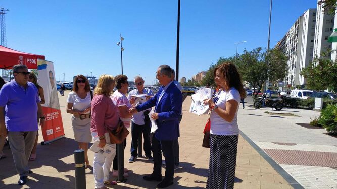 Reparto electoral del PSOE de Algeciras en el mercadillo