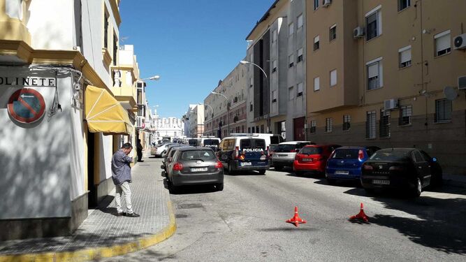 La calle Valdés de El Puerto cerrada al tráfico durante la operación.