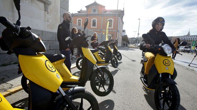 Varias motos de alquiler de Muving en Cádiz.