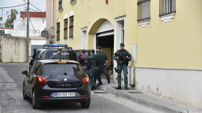 La Guardia Civil, con uno de los detenidos ayer en la calle Pinzón, en El Rinconcillo.