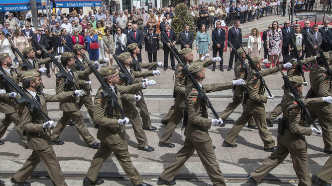 Militares del Racta-4 de San Fernando durante un desfile en San Fernando.