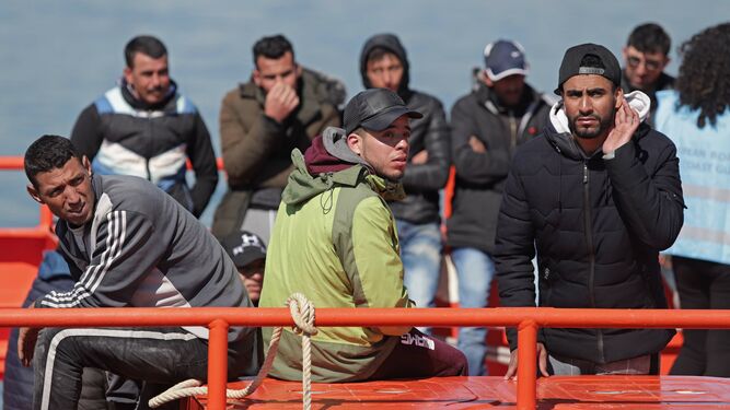 Un grupo de migrantes a su llegada al Puerto de Algeciras.
