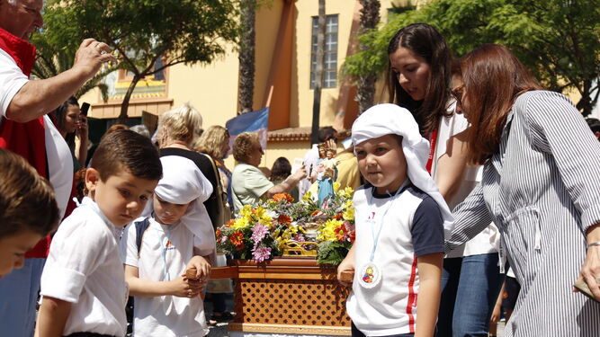 Varios niños del colegio Salesianos de La Línea durante la procesión infantil.