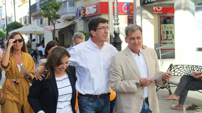 El vicepresidente de la Junta, Juan Marín, y el alcaldable de Cs, Javier Gómez Porrúa, en el centro de Sanlúcar.