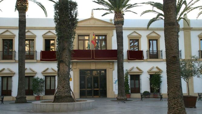 El edificio municipal donde se encuentra el Salón de Plenos del Ayuntamiento de Chipiona.