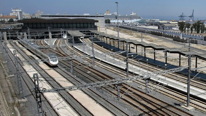 Un tren saliendo de la estación de Cádiz en una imagen de archivo