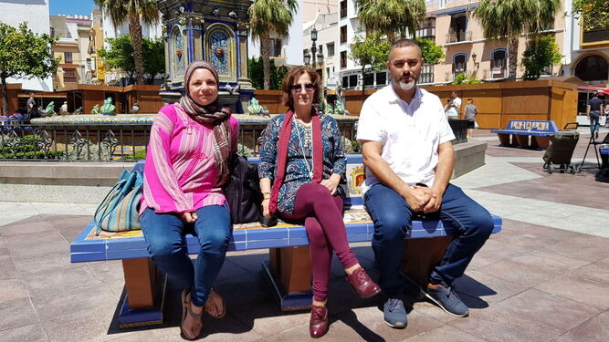 Teresa Sauri (número 4 de la lista), María Custodio (2) y Dris Mohamed (1), en la Plaza Alta.