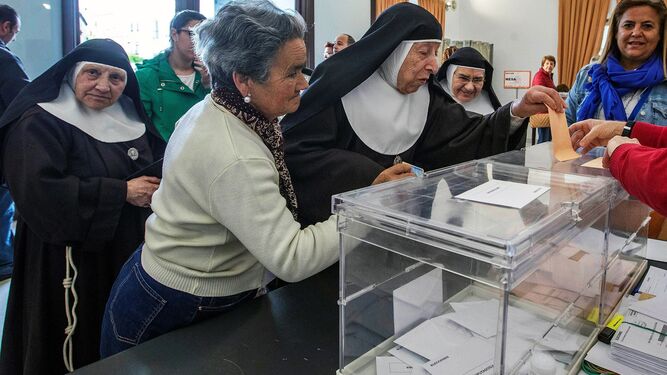 Monjas votando en un colegio electoral de Sanlúcar en las generales del pasado 28 de abril.
