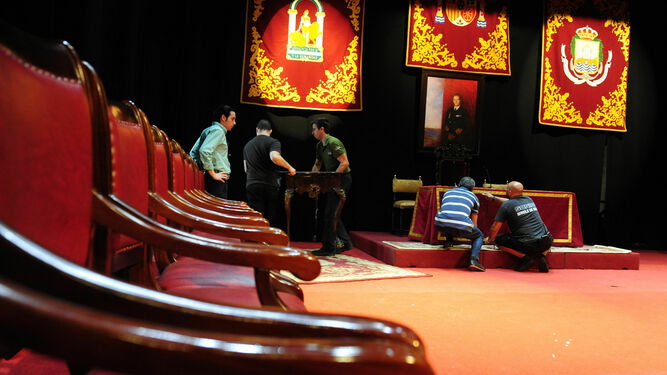Preparativos de una sesión de investidura anterior en el Real Teatro de Las Cortes de San Fernando.