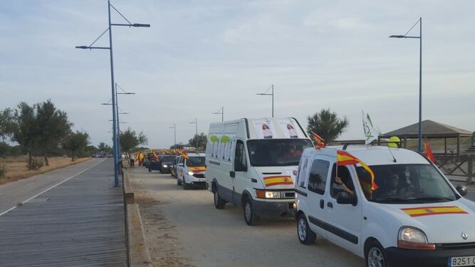 Vox recorrió la ciudad con una caravana de vehículos con las banderas de España.