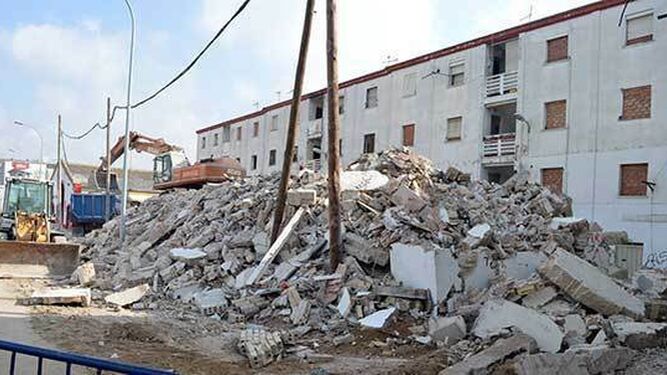 Una imagen de la demolición del primer bloque de la barriada.