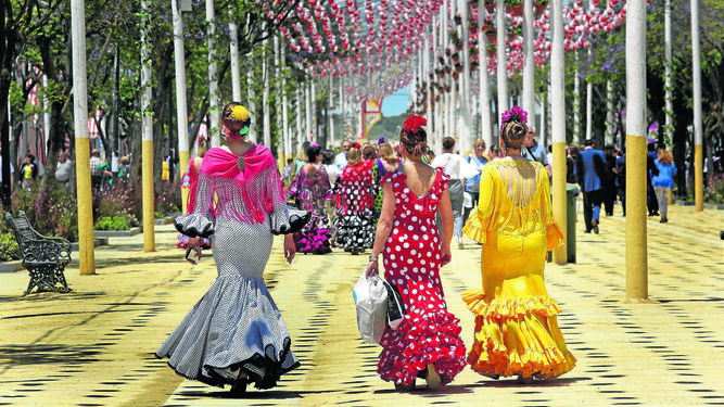Flamencas caminando por el Real de la Feria de Sanlúcar.