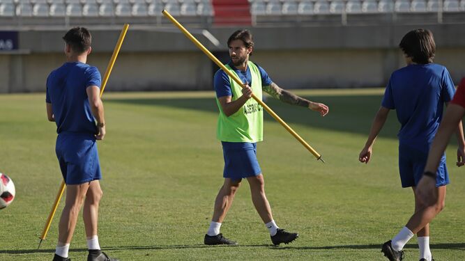 Antoñito porta una pica durante un entrenamiento del Algeciras.