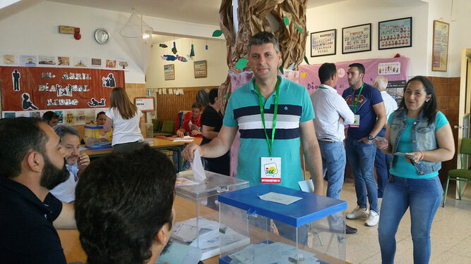 Fran Gómez (IU) vota en Jimena de la Frontera.