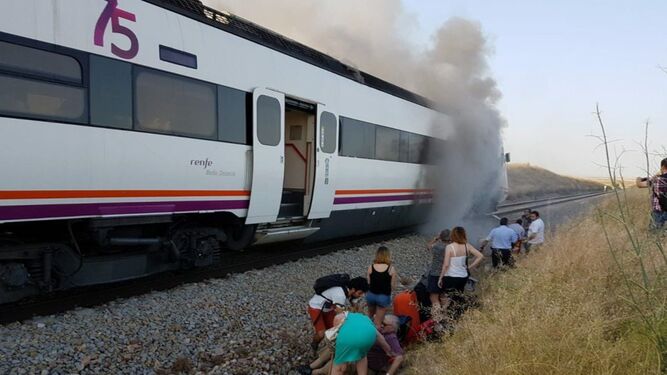 Pasajeros evacuados del tren que ardió en junio de 2018 cerca de Torrijos (Toledo).