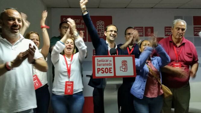 El alcalde y candidato del PSOE a la reelección, Víctor Mora, celebrando la victoria socialista en la Casa del Pueblo.