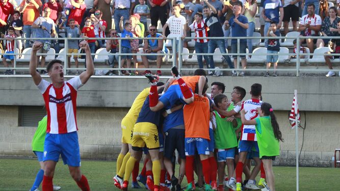 Los jugadores del Algeciras celebran el gol de Antonio Sánchez ante el L'Hospitalet.