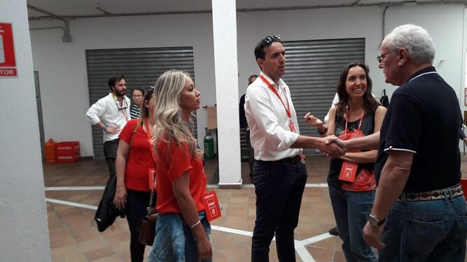 Francisco Ruiz saluda a los simpatizantes del PSOE durante la jornada electoral