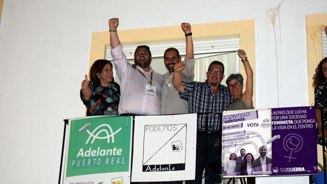 Antonio Romero celebra la victoria junto a José Alfaro y otros integrantes de la lista