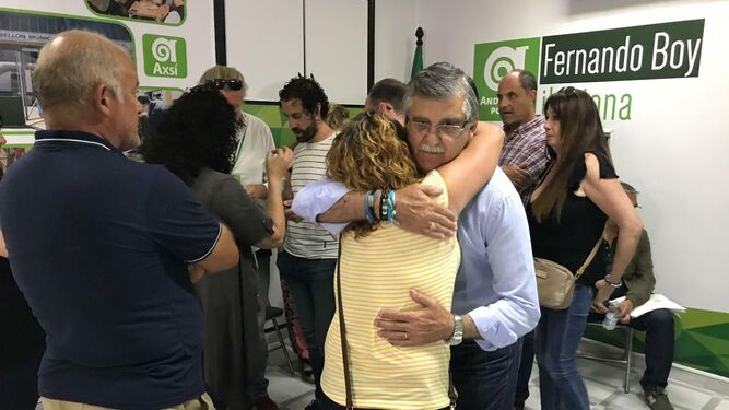 Una simpatizante de AxSí abraza a Fernando Boy
