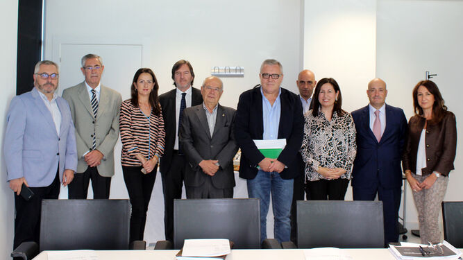 El nuevo presidente del PITA, Emilio Ortiz, en el centro de la imagen, con el Consejo de Administración.