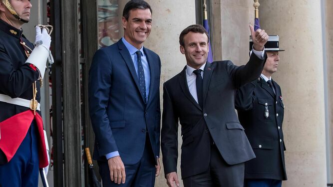Emmanuel Macron recibe a Pedro Sánchez en el Palacio del Elíseo en París.