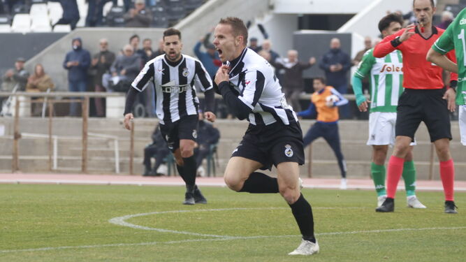 Juasmpe celebra su último gol como jugador de la Balona